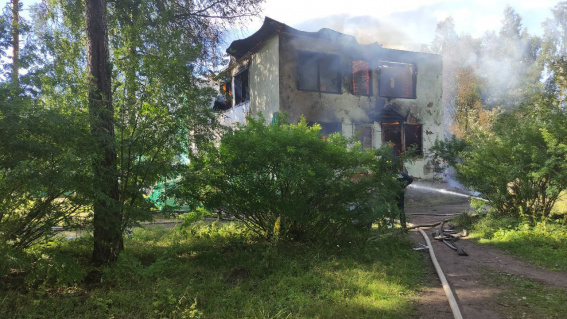 В Пестово пожар уничтожил часть заброшенного здания