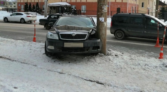 В Великом Новгороде автомобиль занесло на тротуар, пострадал пешеход