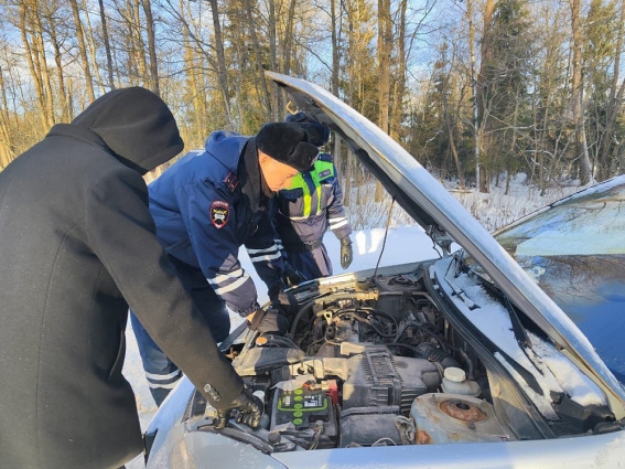 В Чудовском районе инспекторы ГИБДД помогли замерзавшему на дороге автомобилисту