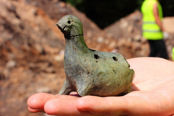 В Старой Руссе археологи нашли свистульку в форме динозавра