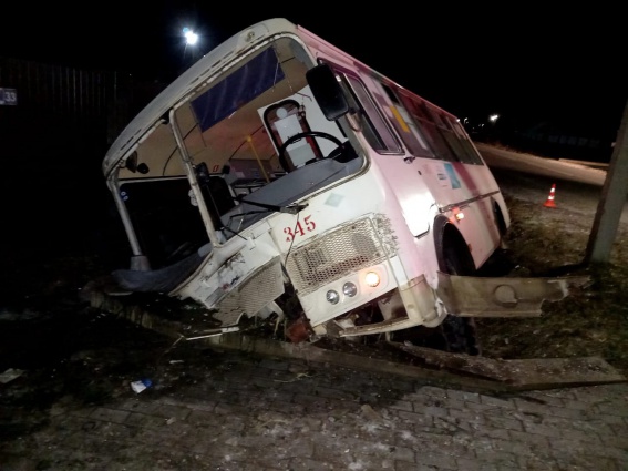 В Новгородском районе пассажирский автобус съехал в кювет