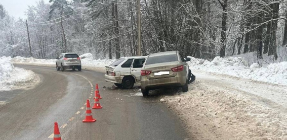 В Валдае автомобиль выехал на встречную полосу и спровоцировал ДТП