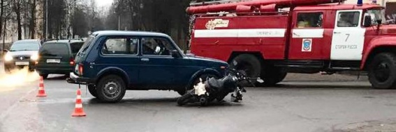 В Старой Руссе в ДТП пострадал мотоциклист
