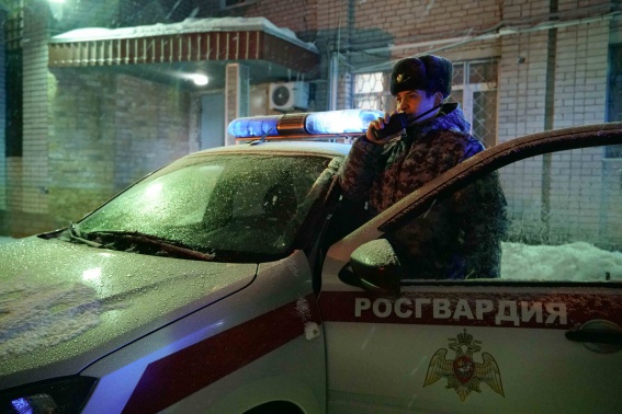 В Великом Новгороде росгвардейцы пресекли кражу из магазина