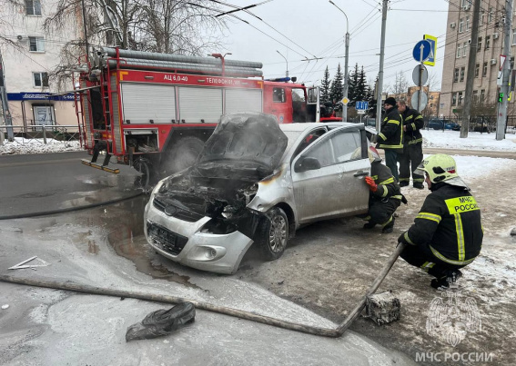 На улице Октябрьской в Великом Новгороде загорелся автомобиль