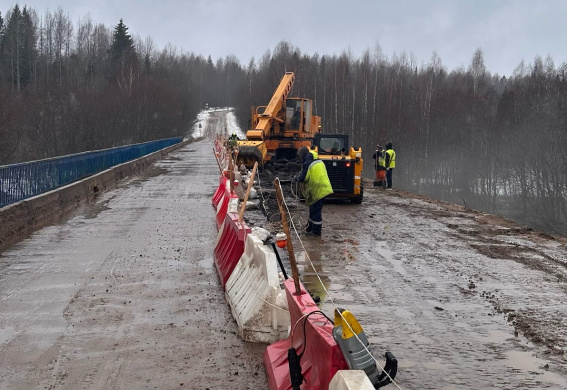 В Любытинском районе ремонтируют мост через реку Отня