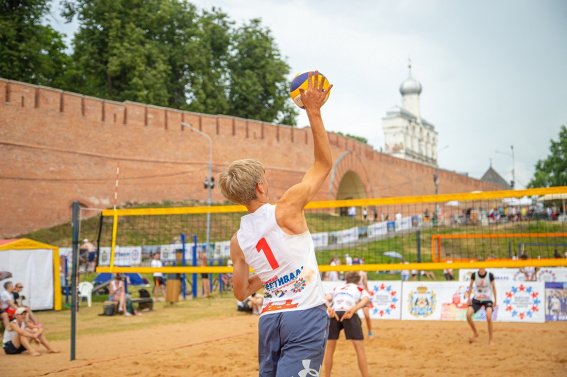 Около 400 спортсменов приняли участие в фестивале пляжного волейбола в Великом Новгороде