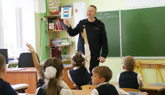 Новгородская Госавтоинспекция обучает несколько тысяч школьников безопасному поведению на дороге