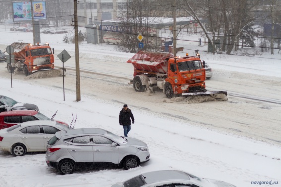 Снег с дорог в Великом Новгороде будут убирать быстрее
