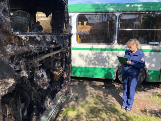 Следственный комитет: Загоревшийся вчера в Великом Новгороде автобус был осмотрен в день выезда