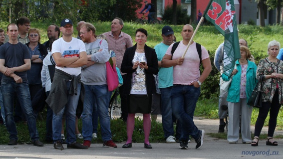 Владимир Львовский (в сером свитере) и Елена Михайлова на митинге против пенсионной реформы. 