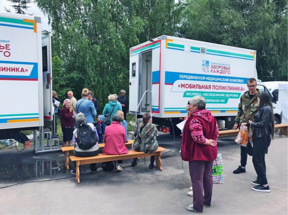 После обследования в мобильной поликлинике троих жителей Новгородской области экстренно госпитализировали