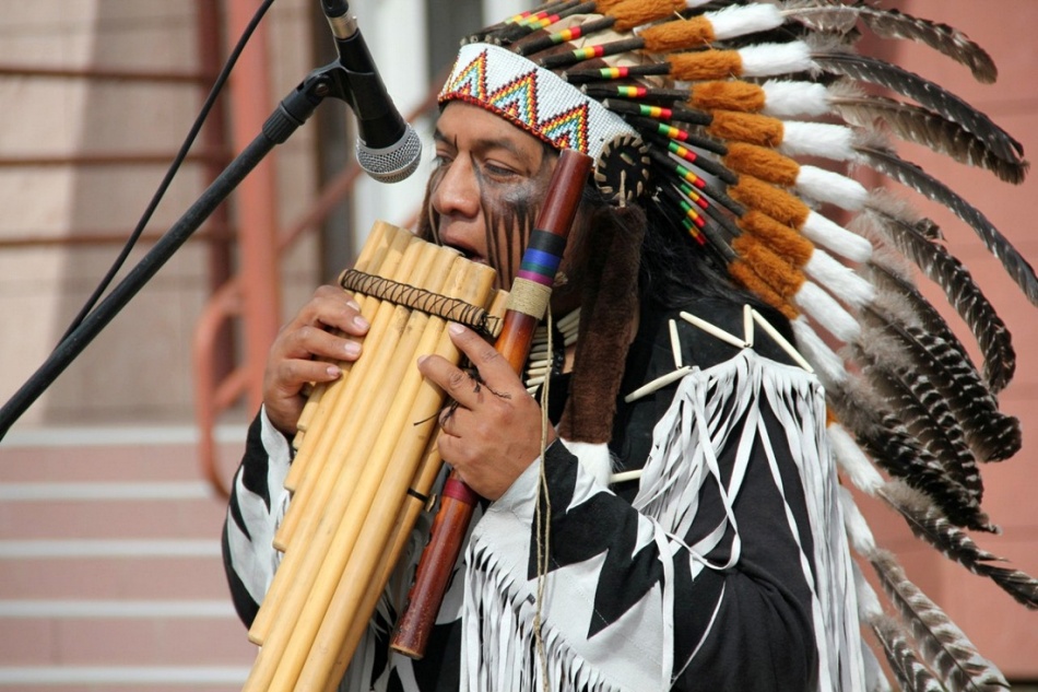 Индеец играет музыку. Индейские музыкальные инструменты. Индейцы музыканты. Музыкальные инструменты индейцев. Перуанские музыканты.
