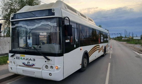 В Новгородском округе автобус сбил женщину, переходившую дорогу в неположенном месте