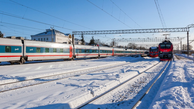 Поезд «Стриж» и электровоз ЭП20-006 на станции Новгород-на-Волхове. 