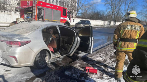 В Великом Новгороде загорелся автомобиль