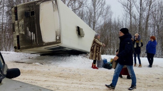 Пассажир перевернувшегося возле Шимска НЕФАЗа: автобус объезжал снегоуборочную машину