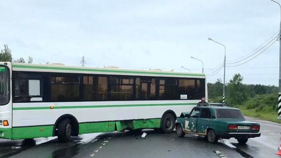 В Новгородском районе автобус врезался в ВАЗ-2107