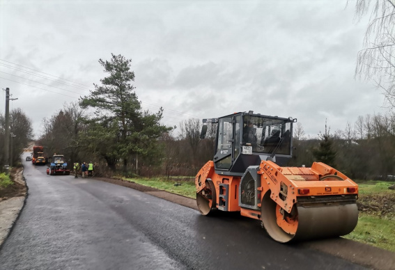 Завершается ремонт подъездной дороги к двум деревням Мошенского округа