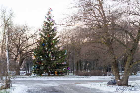 Новогодняя ёлка в парке 30 лет Октября. © Фото из архива интернет-портала «Новгород.ру»