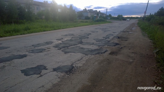 Прокуратура: из-за необоснованного укрупнения лотов на ремонт дорог в Новгородской области отложили заключение контрактов на длительный срок