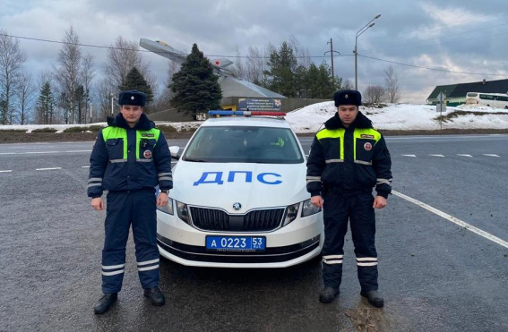 Супруги из Санкт-Петербурга поблагодарили новгородских инспекторов за помощь на дороге в мороз