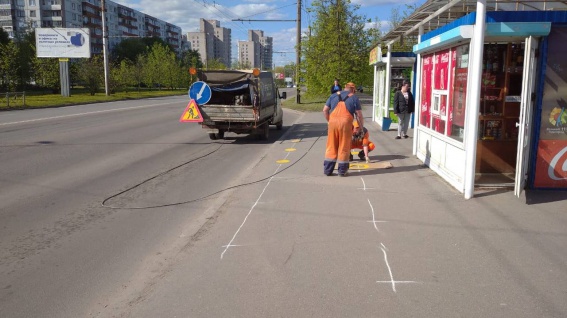 Нанесение разметки на автобусных остановках. © adm.nov.ru