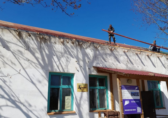 В Крестецком округе продолжается реконструкция Ямского сельского Дома культуры
