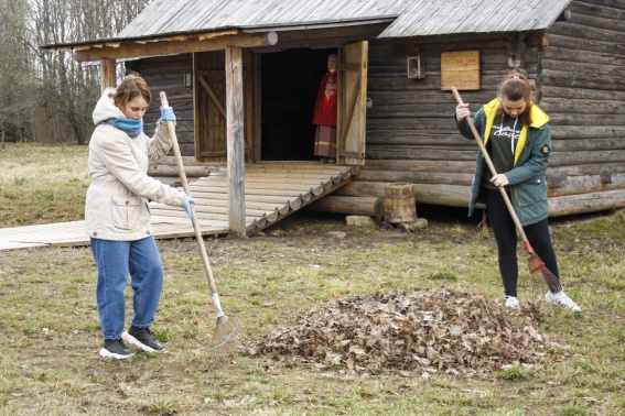 Студенты Новгородского строительного колледжа помогли сотрудникам «Витославлиц» убрать мусор