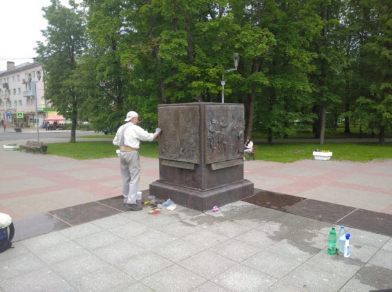 В Великом Новгороде восстанавливают барельефы стелы «Город воинской славы»