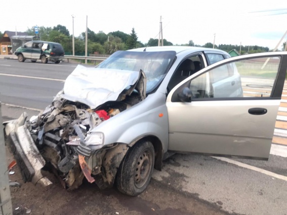 В Новгородском районе женщина без водительских прав наехала на стоящий автомобиль