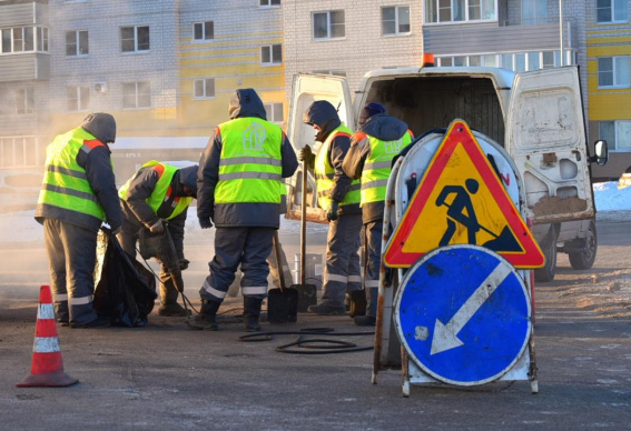 «Городское хозяйство» проводит ямочный ремонт дорог в Великом Новгороде
