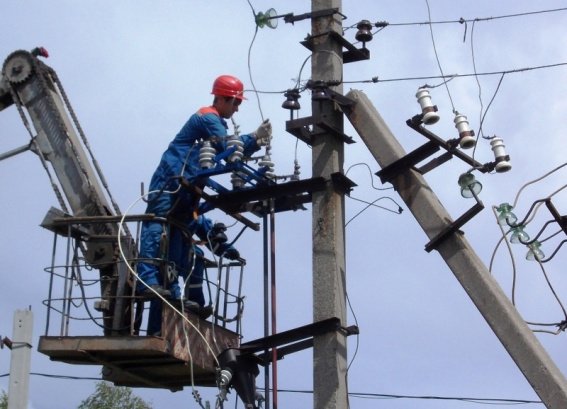 Из-за сильного ветра в семи районах Новгородской области нет электричества