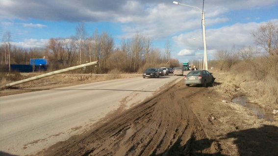 По дороге в Деревяницы водитель попал в аварию из-за упавшего столба