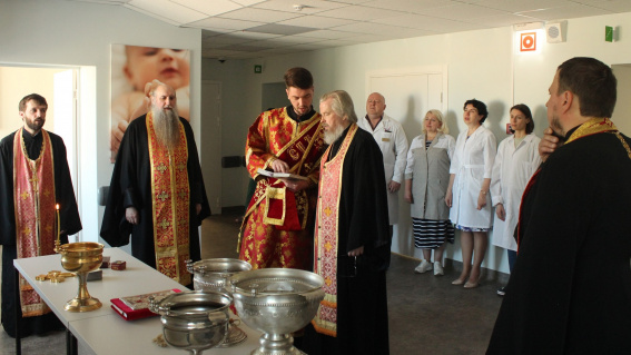 Настоятель Покровского собора освятил Новгородский перинатальный центр