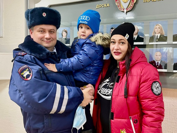 В Великом Новгороде сотрудник Госавтоинспекции помог спасти жизнь ребенка