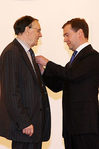 Президент России Д. А. Медведев вручает А. А. Зализняку знак лауреата Государственной премии (12 июня 2008). © kremlin.ru