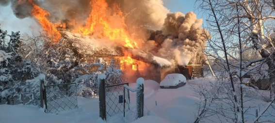 Троих человек эвакуировали на пожаре в Малой Вишере