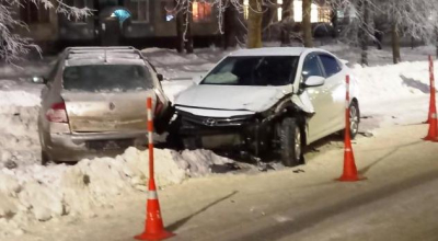 В Великом Новгороде Hyundai врезался в припаркованный автомобиль