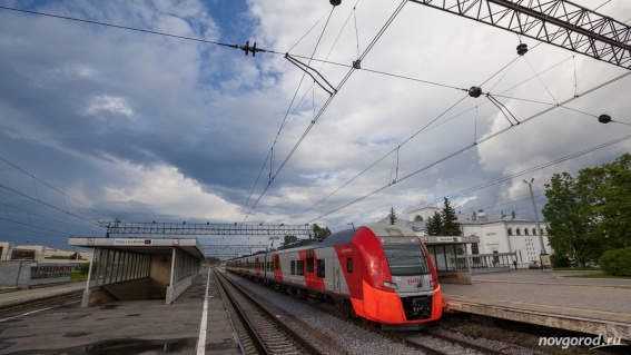 С 10 июля время в пути поезда № 7005 «Ласточка» из Санкт-Петербурга в Великий Новгород сократится на 55 минут. Он курсирует по выходным.