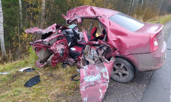 В Новгородской области за сутки трое водителей выехали на встречную полосу, двое из них погибли