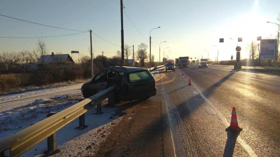 В Чудовском районе водитель врезался в отбойник и погиб
