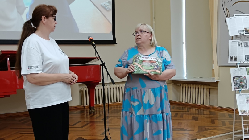 © Елена Николаева и директор библиотеки Ирина Морозова