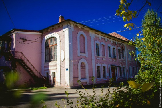 После реновации в Окуловском купеческом доме появятся клуб молодой семьи и студия красоты