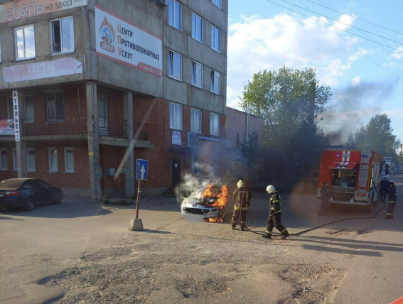 Легковой автомобиль сгорел в Великом Новгороде
