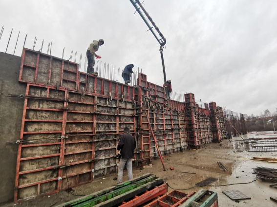 На строительстве школы в Боровичах работает более 50 человек