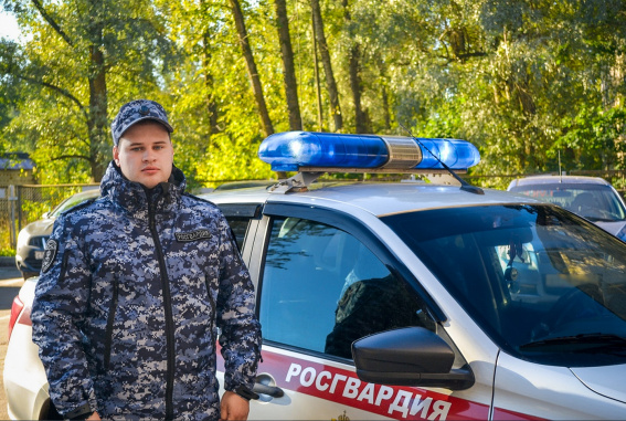 В Великом Новгороде сотрудник Росгвардии задержал водителя, который сбил пешехода