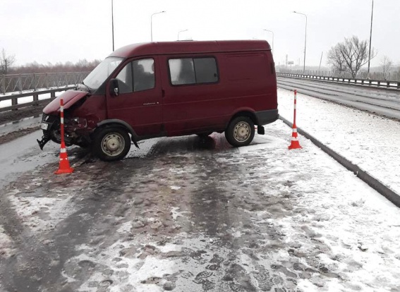 В Великом Новгороде автомобиль ГАЗ врезался в отбойник на Деревяницком мосту