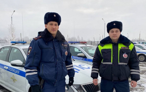 В Новгородском районе автоинспекторы помогли доставить в больницу 11-месячного ребёнка