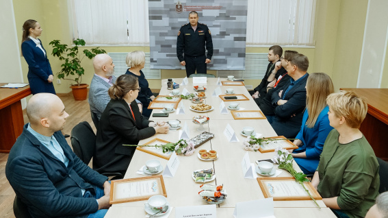 Новгородские росгвардейцы провели круглый стол с местными журналистами